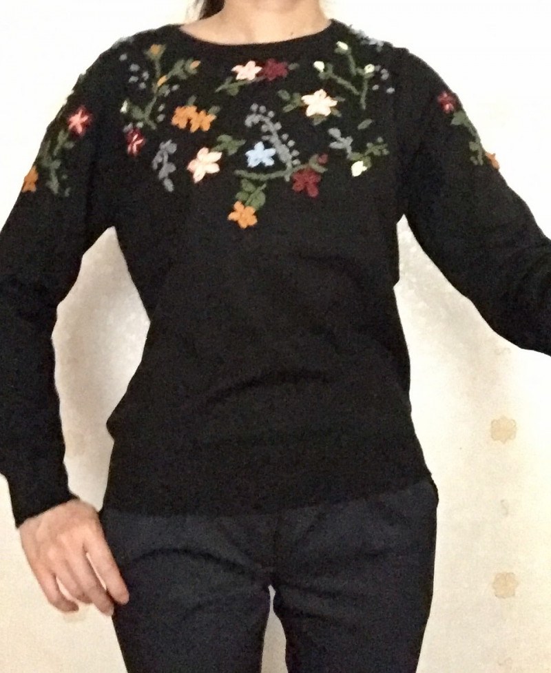 Flowery knit top suitable for multiple occasions 