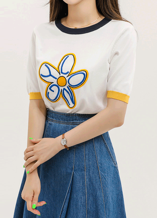 Contrast Edge Flower Letter Pattern Round Knit Top