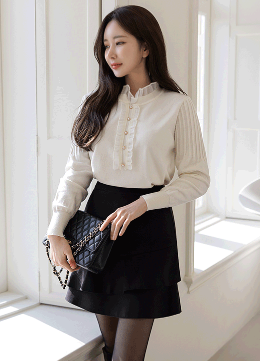 Lace Frilled Neck Pearl Button Point Knit Top