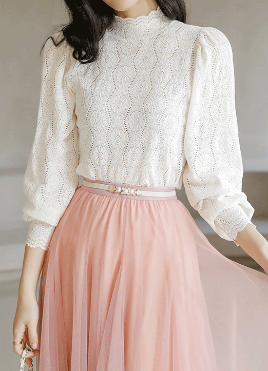 Scallop Edge Puff Sleeve Floral Lace Top