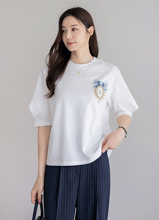 Pearl Embellished Bow Brooch Print T-Shirt