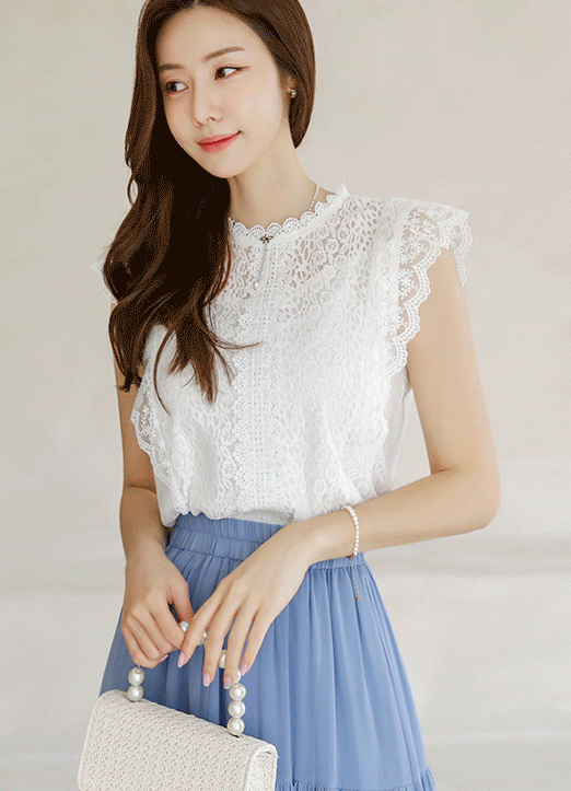 Scallop Neck Sleeveless Floral Lace Top