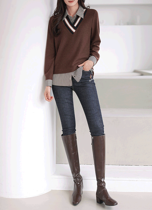 Mid Rise Embroidered Lettering Slim Straight Jeans 