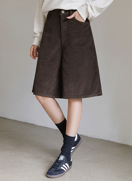 [The Onme] Casual Wide-Fit Corduroy Bermuda Shorts