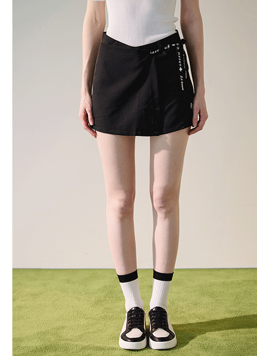[QoG] Lettering Tape Detail Skort