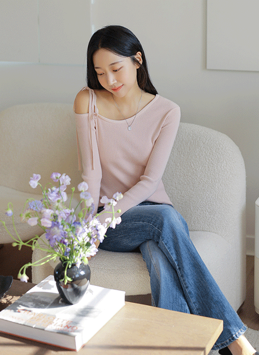 [The Onme] Ribbon Charm Off-Shoulder Ribbed Knit 