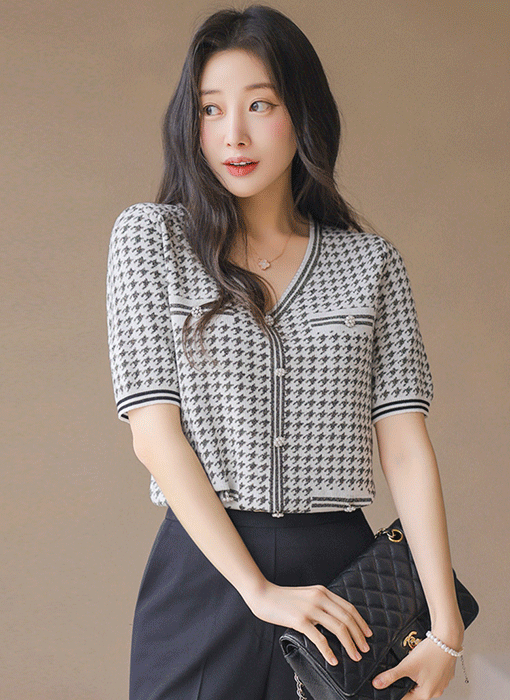 하운드 체크 진주 버튼 브이넥 5부소매 니트