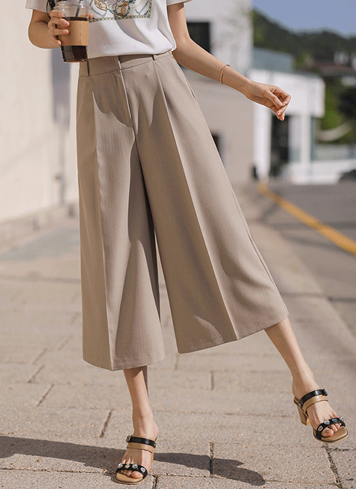 One-Tuck Cropped Wide Pants